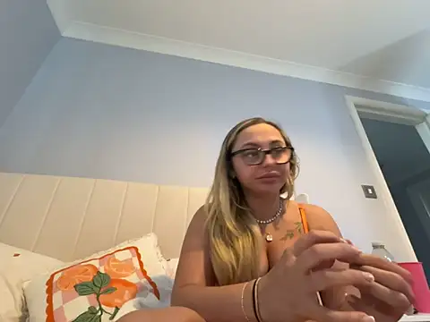 Snapshot of petitelucyXoxx chatting on May 18, 2026, 6:03 pm petitelucyXoxx online show from May 18, 2026, 6:03 pm