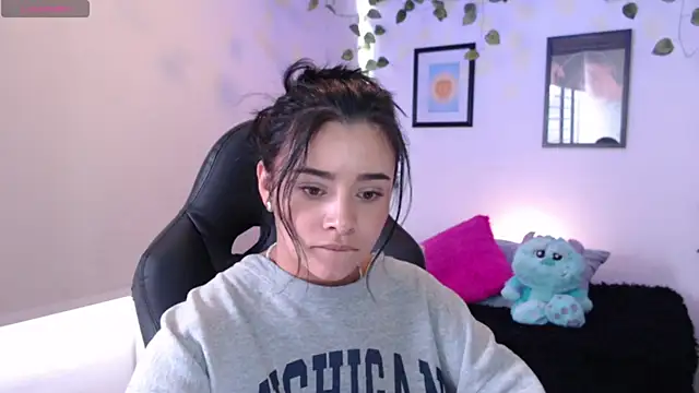 Snapshot of MarilynWhite_ chatting on October 1, 2025, 5:30 pm MarilynWhite online show from October 1, 2025, 5:30 pm