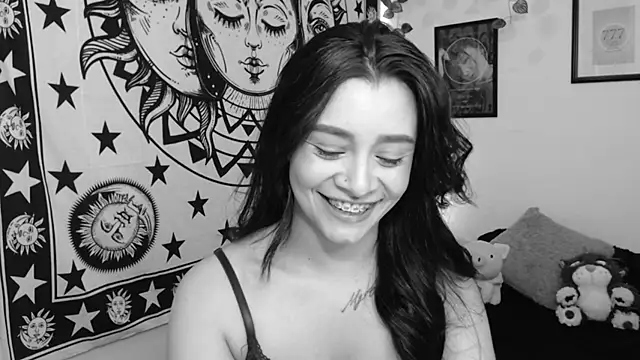 Snapshot of MarilynWhite_ chatting on October 28, 2025, 10:12 pm MarilynWhite online show from October 28, 2025, 10:12 pm