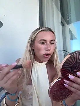 SexySaraxxoo online show from June 12, 2026, 4:39 pm