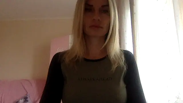 Snapshot of KarelliaStar chatting on September 19, 2025, 7:43 am KarelliaStar online show from September 19, 2025, 7:43 am