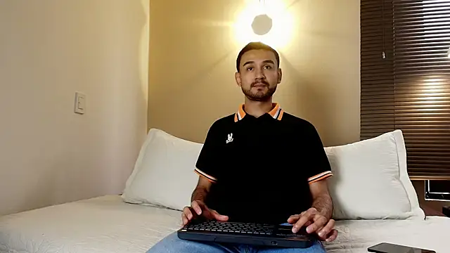 Axel Moon S online show from November 25, 2025, 7:47 pm