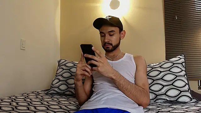 Axel Moon S online show from December 15, 2025, 7:18 pm