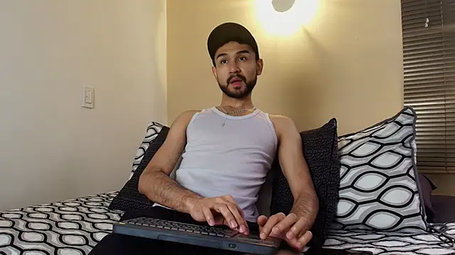 Axel Moon S online show from December 17, 2025, 4:46 pm