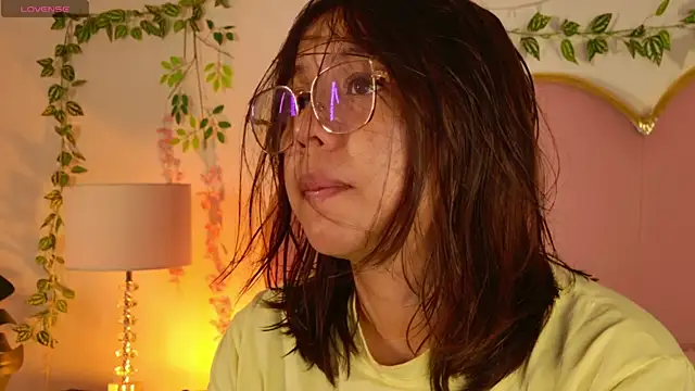 Lauuu2007 online show from April 10, 2026, 8:46 pm