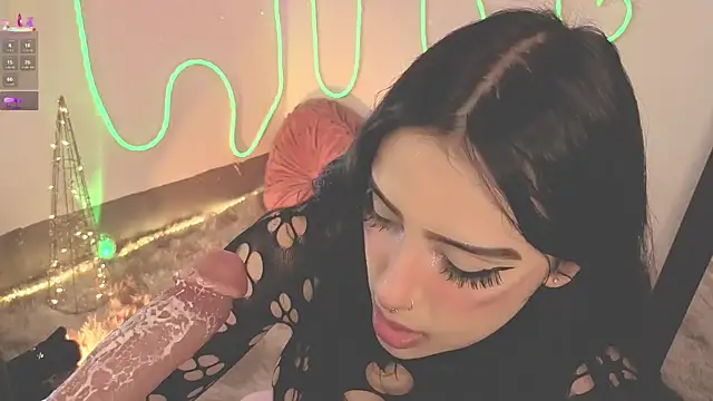 ashlynnlowe  online show from December 19, 2025, 7:32 pm