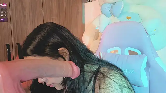ashlynnlowe  online show from June 5, 2026, 9:53 pm