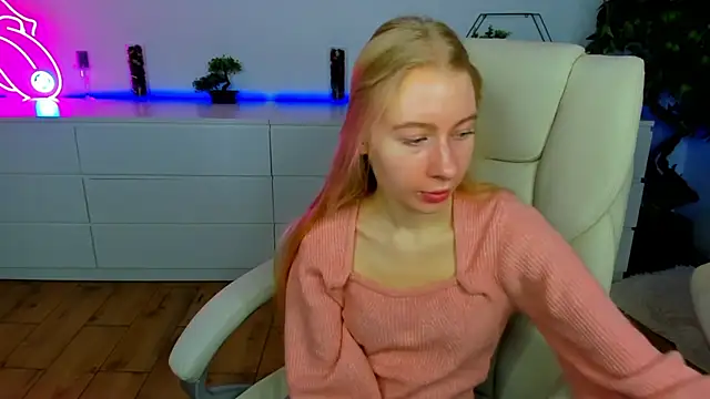 Alina Blonde online show from November 12, 2025, 6:36 am