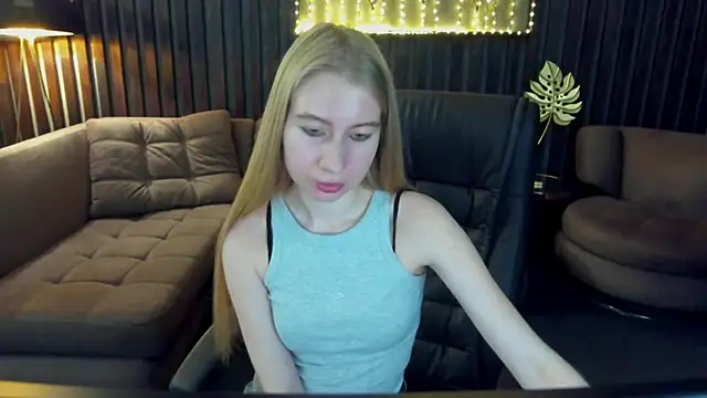 Snapshot of Alina_Blonde chatting on June 6, 2026, 5:34 am Alina Blonde online show from June 6, 2026, 5:34 am
