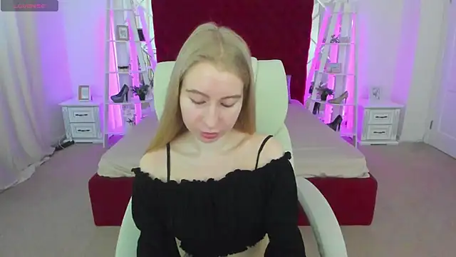 Snapshot of Alina_Blonde chatting on June 7, 2026, 5:33 am Alina Blonde online show from June 7, 2026, 5:33 am