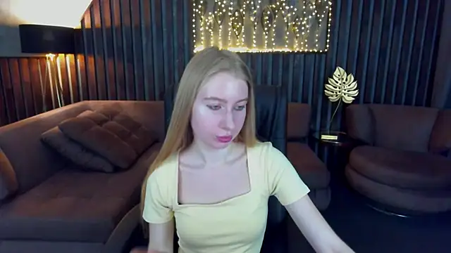 Snapshot of Alina_Blonde chatting on June 11, 2026, 5:49 am Alina Blonde online show from June 11, 2026, 5:49 am