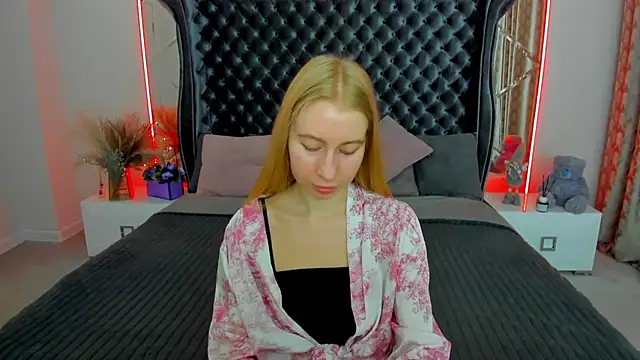 Snapshot of Alina_Blonde chatting on June 13, 2026, 5:38 am Alina Blonde online show from June 13, 2026, 5:38 am