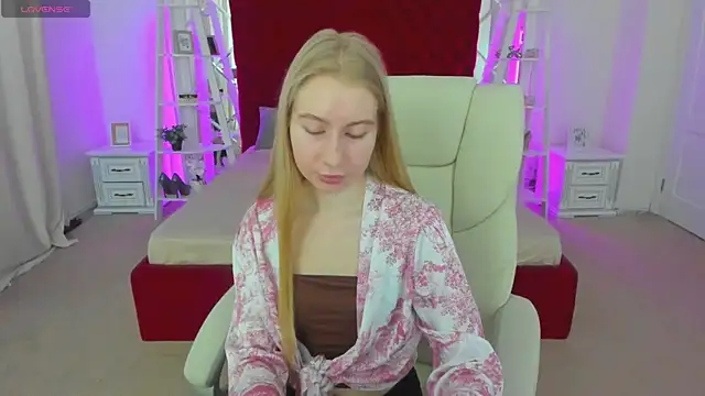 Snapshot of Alina_Blonde chatting on June 14, 2026, 5:42 am Alina Blonde online show from June 14, 2026, 5:42 am