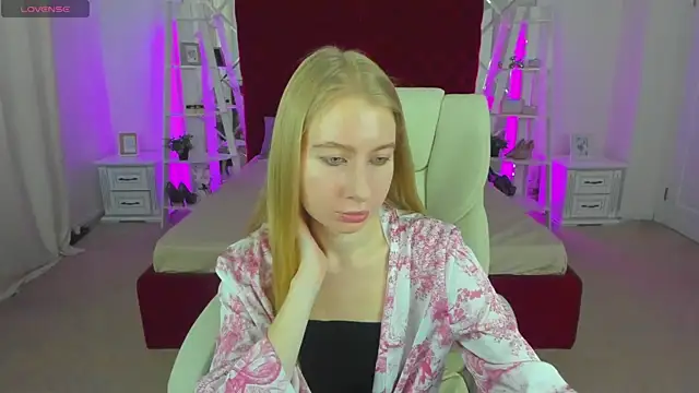 Snapshot of Alina_Blonde chatting on June 16, 2026, 5:43 am Alina Blonde online show from June 16, 2026, 5:43 am