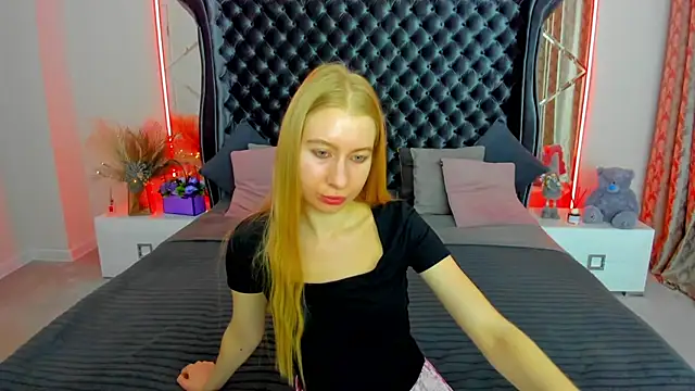 Snapshot of Alina_Blonde chatting on June 20, 2026, 5:43 am Alina Blonde online show from June 20, 2026, 5:43 am