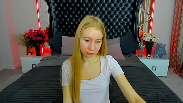 Snapshot of Alina_Blonde chatting on June 27, 2026, 5:56 am Alina Blonde online show from June 27, 2026, 5:56 am
