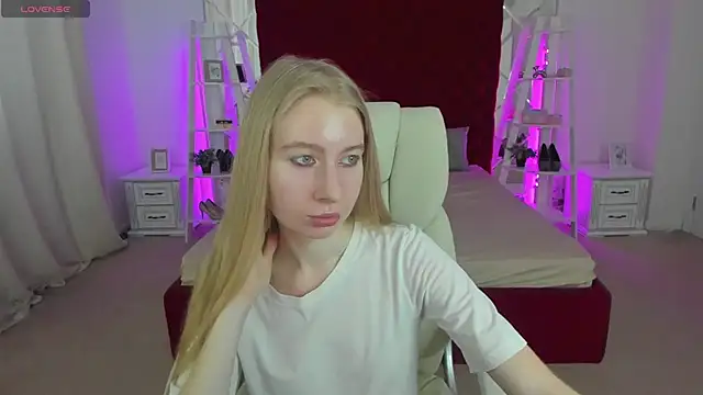 Snapshot of Alina_Blonde chatting on July 2, 2026, 5:35 am Alina Blonde online show from July 2, 2026, 5:35 am