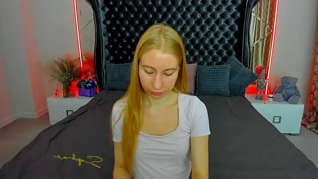 Snapshot of Alina_Blonde chatting on July 4, 2026, 5:35 am Alina Blonde online show from July 4, 2026, 5:35 am