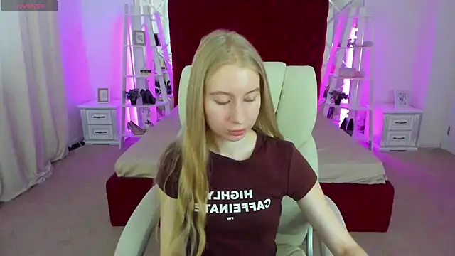 Snapshot of Alina_Blonde chatting on July 6, 2026, 5:37 am Alina Blonde online show from July 6, 2026, 5:37 am