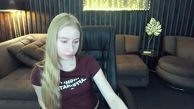 Snapshot of Alina_Blonde chatting on July 7, 2026, 5:32 am Alina Blonde online show from July 7, 2026, 5:32 am