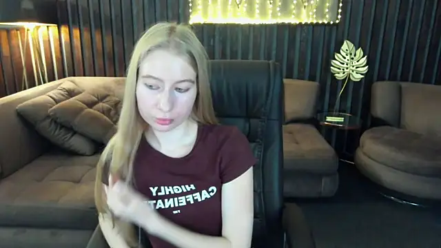 Snapshot of Alina_Blonde chatting on July 7, 2026, 7:34 am Alina Blonde online show from July 7, 2026, 7:34 am