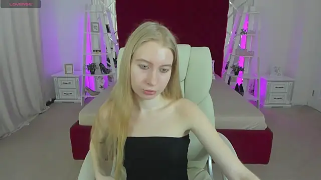 Snapshot of Alina_Blonde chatting on July 15, 2026, 5:34 am Alina Blonde online show from July 15, 2026, 5:34 am