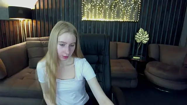 Snapshot of Alina_Blonde chatting on July 17, 2026, 5:36 am Alina Blonde online show from July 17, 2026, 5:36 am