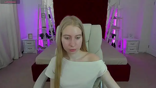 Snapshot of Alina_Blonde chatting on July 20, 2026, 10:39 am Alina Blonde online show from July 20, 2026, 10:39 am