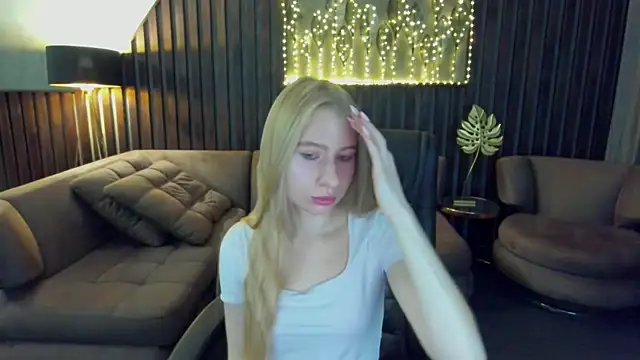 Snapshot of Alina_Blonde chatting on July 23, 2026, 5:38 am Alina Blonde online show from July 23, 2026, 5:38 am