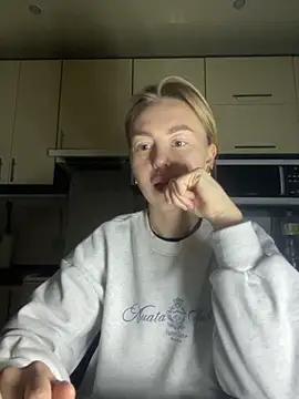 MartaLuna  online show from November 27, 2025, 8:00 pm