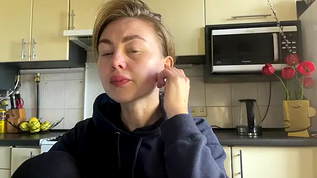 Snapshot of MartaLuna_ chatting on April 17, 2026, 11:46 am MartaLuna online show from April 17, 2026, 11:46 am