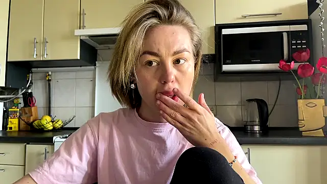 Snapshot of MartaLuna_ chatting on April 18, 2026, 9:46 am MartaLuna online show from April 18, 2026, 9:46 am