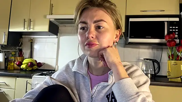 Snapshot of MartaLuna_ chatting on April 18, 2026, 8:42 pm MartaLuna online show from April 18, 2026, 8:42 pm