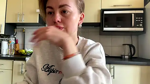 Snapshot of MartaLuna_ chatting on April 23, 2026, 6:14 am MartaLuna online show from April 23, 2026, 6:14 am