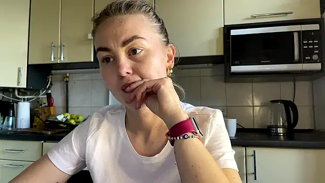 Snapshot of MartaLuna_ chatting on April 27, 2026, 3:10 pm MartaLuna online show from April 27, 2026, 3:10 pm
