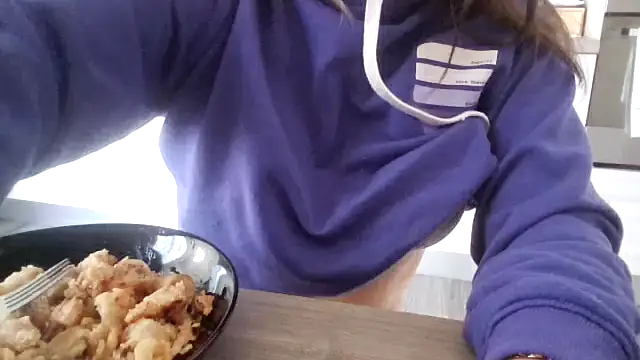 Snapshot of Camaleontica chatting on November 4, 2025, 12:48 pm Camaleontica online show from November 4, 2025, 12:48 pm