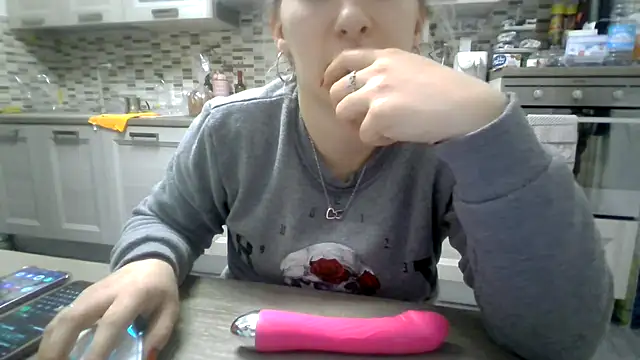 Snapshot of Camaleontica chatting on December 16, 2025, 10:48 pm Camaleontica online show from December 16, 2025, 10:48 pm