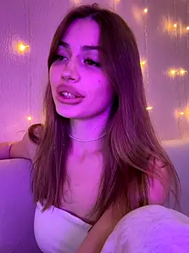 Elizabeth Tay online show from November 9, 2025, 6:17 pm