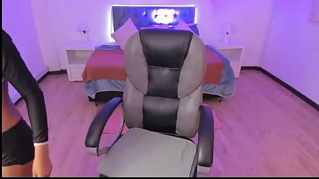 Sofia collen  online show from December 4, 2025, 8:50 pm