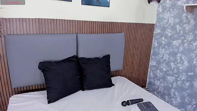 EmillyHarper  online show from November 21, 2025, 4:00 am