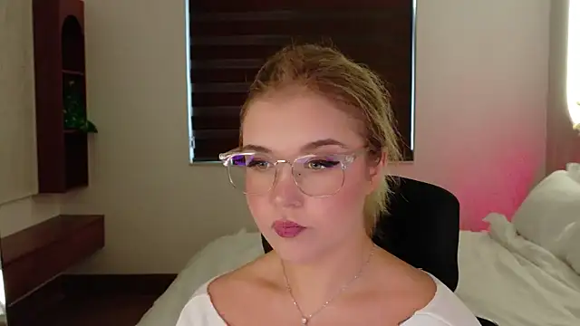 Lilith Bonheur online show from April 8, 2026, 11:05 pm