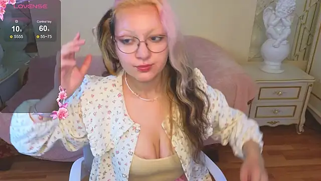 JuicyLullu online show from September 19, 2025, 4:25 am