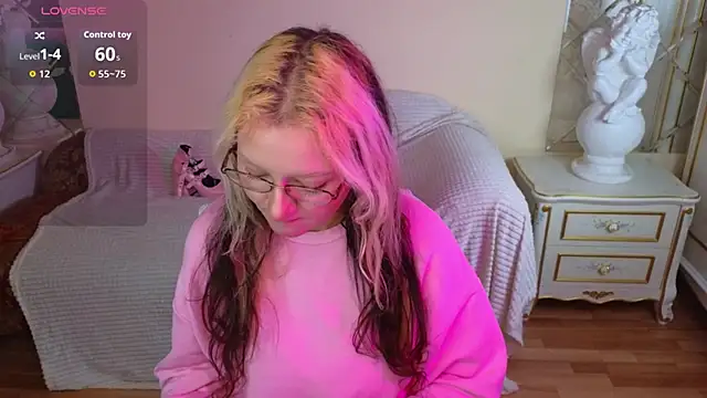 JuicyLullu online show from December 1, 2025, 11:59 am