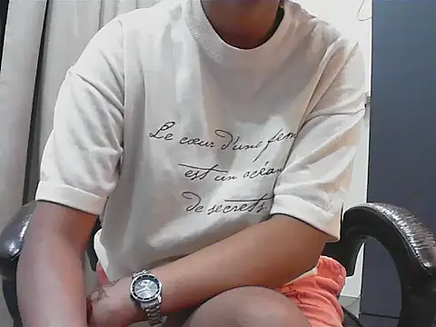 Snapshot of short_girl_ chatting on September 28, 2025, 4:45 pm short girl online show from September 28, 2025, 4:45 pm