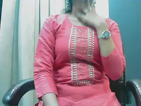 Snapshot of short_girl_ chatting on October 10, 2025, 4:39 pm short girl online show from October 10, 2025, 4:39 pm