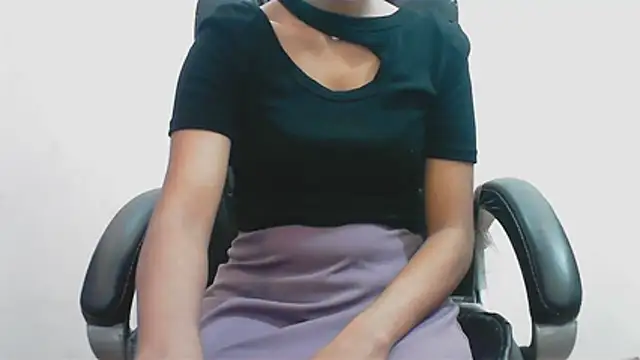 short girl  online show from May 19, 2026, 5:08 pm