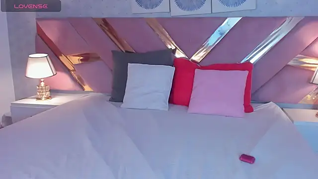 ChloeLaurentt online show from November 13, 2025, 2:49 pm