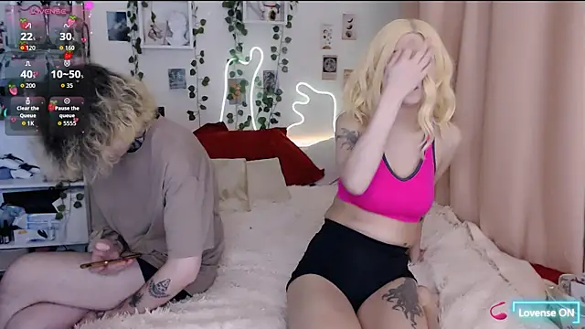 Snapshot of meow_on_da_cam chatting on November 17, 2025, 8:36 pm meow on da cam online show from November 17, 2025, 8:36 pm