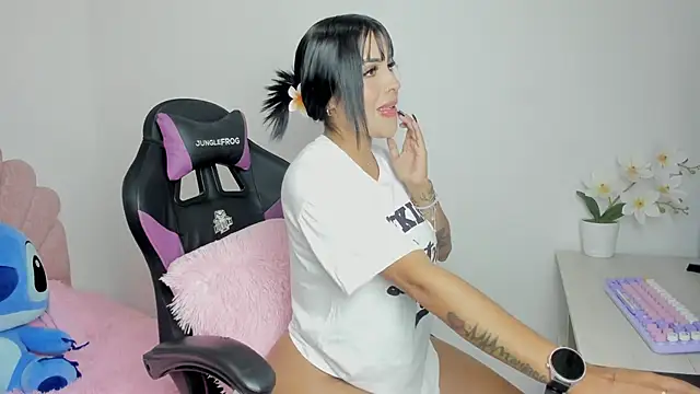 Snapshot of evelynrojas chatting on November 25, 2025, 12:32 am evelynrojas online show from November 25, 2025, 12:32 am