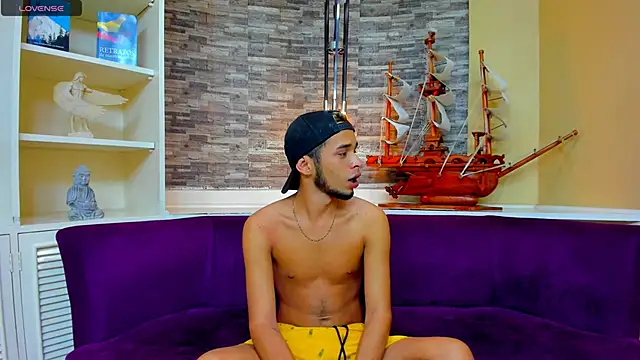 Juicy Creww online show from September 25, 2025, 9:57 am